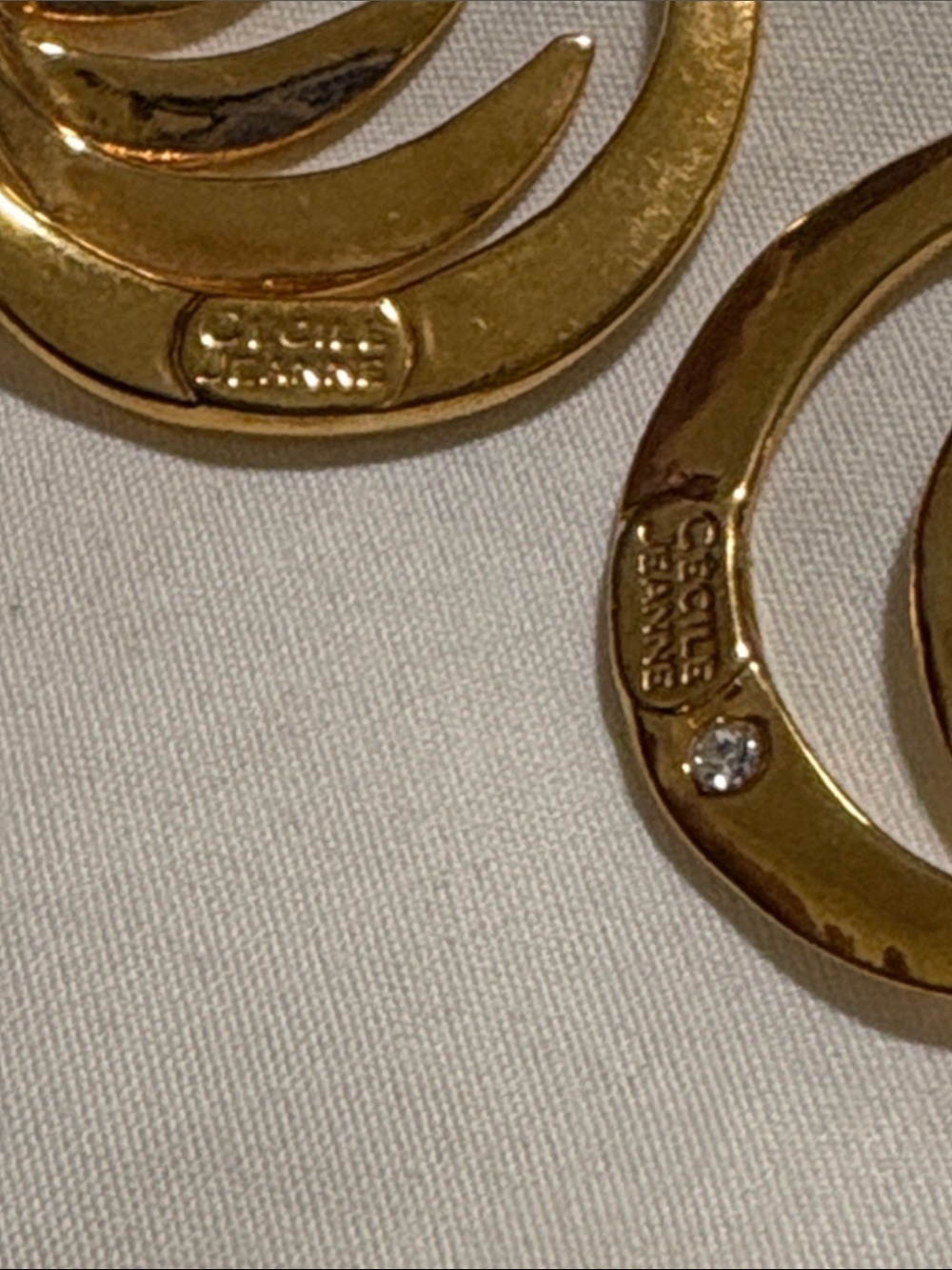 Aretes vintage Cécile Jeanne, Gold Multi-Leaf Hoop Earrings - Women Jewelry - Picture 3 of 3